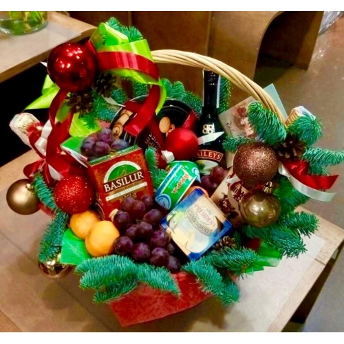 Подарочная корзина с фруктами на Новый Год